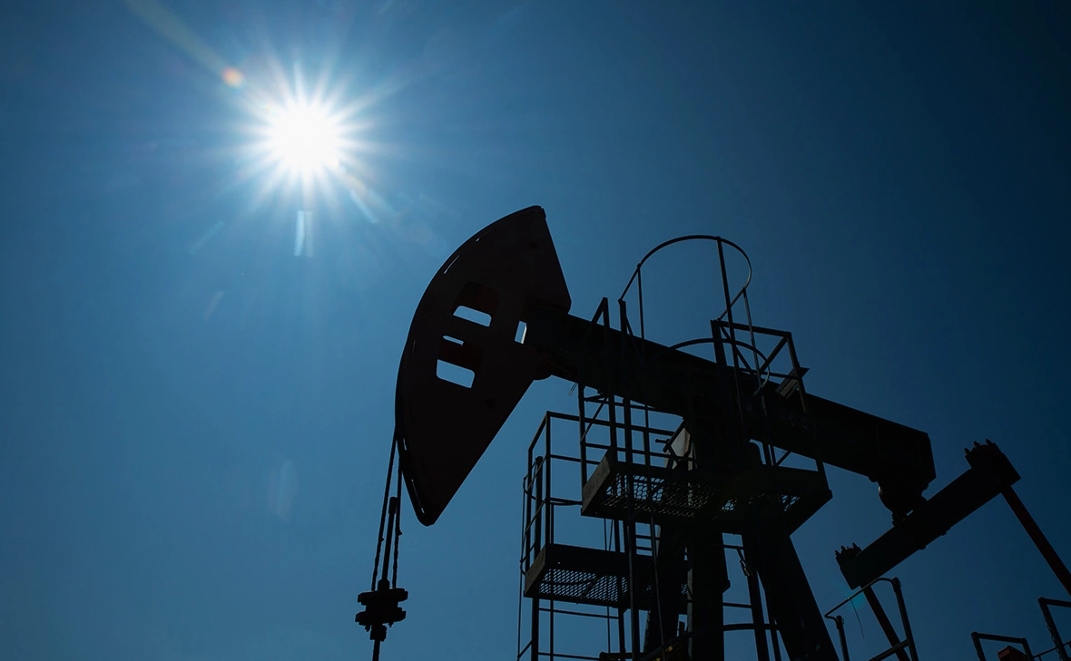 Oil Brent WTI Iran Hormuz World Bank gold silver