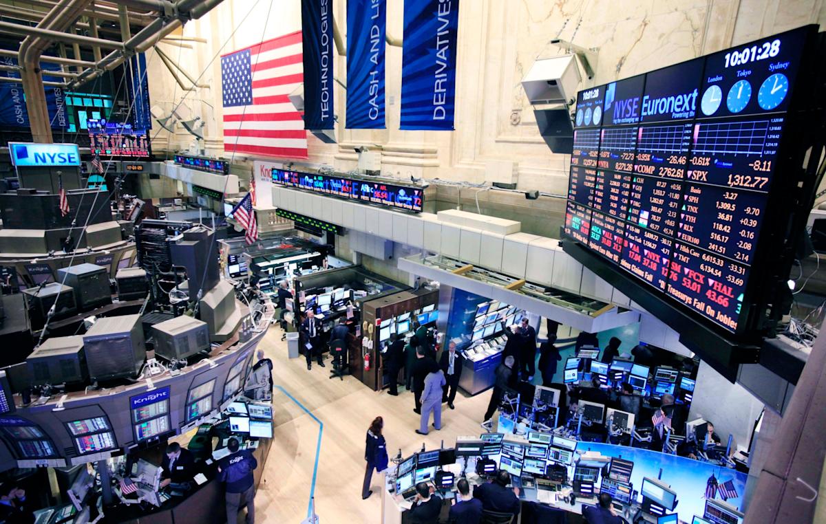 Wall Street mixed trading floor hawkish federal reserve decision stock market indexes chart Nikkei 225 near high
