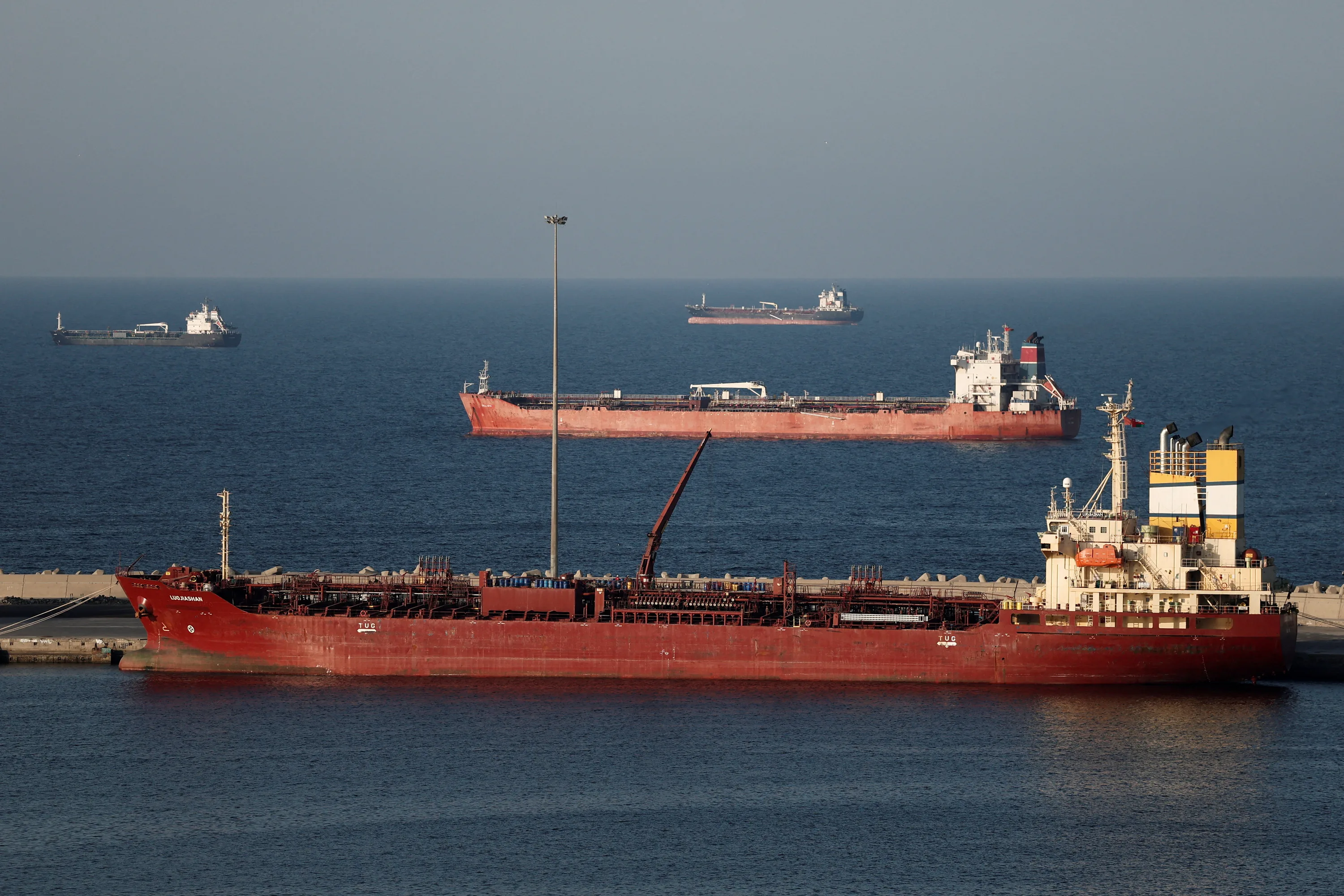 Oil supertanker ship strait of hormuz persian gulf brent crude price chart rise gold bar drop