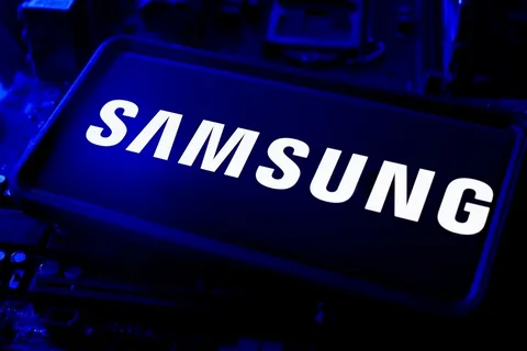Seoul trading terminal screens samsung electronics stock drop south korea kospi index down tech selloff