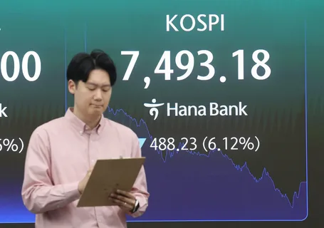 Seoul stock exchange display screen south korea kospi index crash nikkei down hang seng alibaba tech green