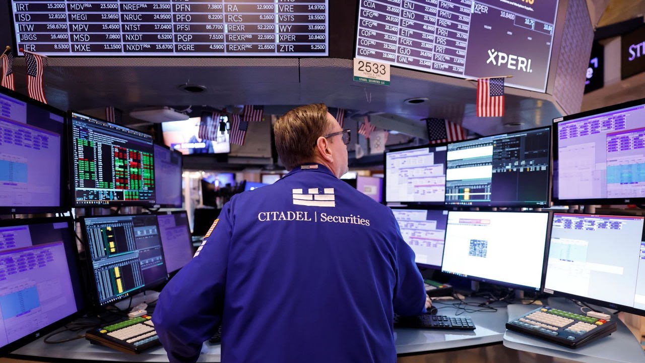 New York Stock Exchange traders wait index future green red flat panel screen tech selloff energy rise