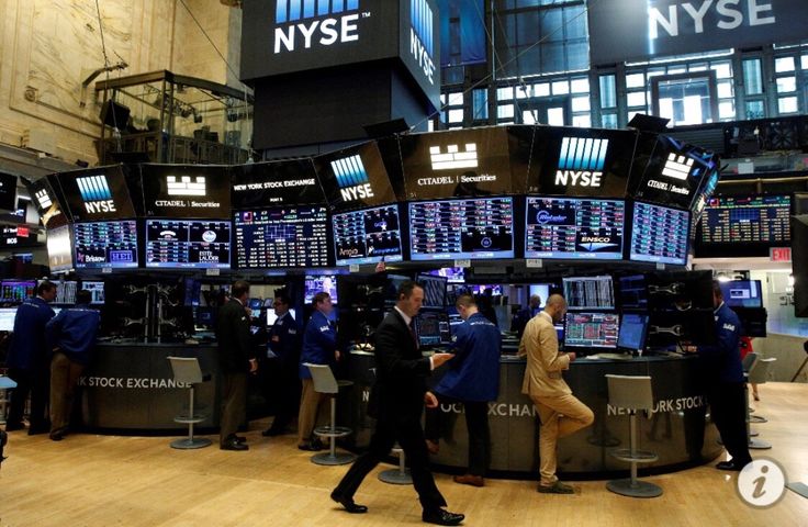 Wall Street trading floor tech sector stock decline US market correction